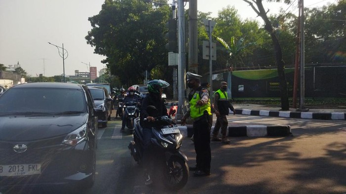 Rekayasa lalin di persimpangan Kuningan (Kurniawan/detikcom)
