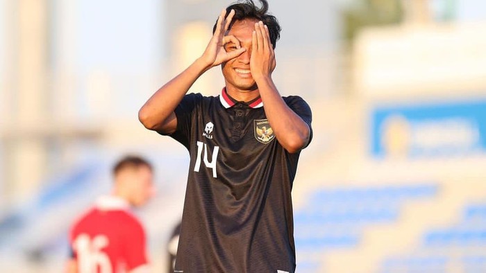 Robi Darwis melelang jersey Timnas Indonesia miliknya.