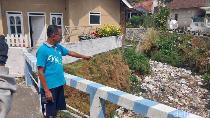 Sampah di sungai Bunulrejo Malang dipenuhi sampah