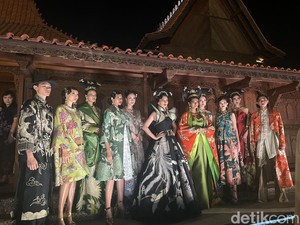 Batik Kudus di Tangan Denny Wirawan, Kekinian Hingga Megah bak Putri Kerajaan