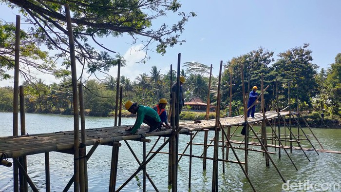 Sejumlah pekerja sedang membangun Jembatan Darurat di sisi selatan Jembatan Glagah. Foto diambil di wilayah Kalurahan Glagah, Kapanewon Temon, Kulon Progo, Kamis (7/9/2023).