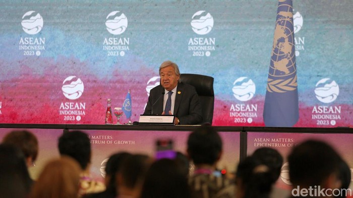 Sekjen PBB Antonio Guterres memuji kepiawaian diplomasi Jokowi dan Indonesia. Hal itu disampaikan Guterres usai bertemu Jokowi.