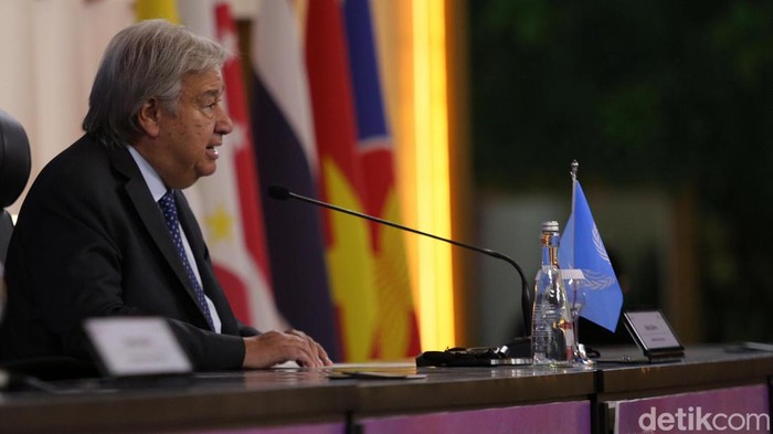 Sekjen PBB Antonio Guterres memuji kepiawaian diplomasi Jokowi dan Indonesia. Hal itu disampaikan Guterres usai bertemu Jokowi.