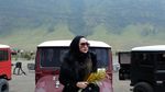 Potret Liburan Luluk Nuril, Seleb TikTok Istri Polisi yang Viral Bergaya Hedon