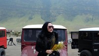 Sebagai orang yang tinggal di Probolinggo, dia juga pernah memamerkan momen liburannya di Gunung Bromo. Foto: Instagram @luluknurilreal