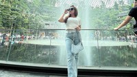 Selain berkunjung ke Thailand, Luluk juga kedapatan berlibur di Singapura. Foto: Instagram @luluknurilreal