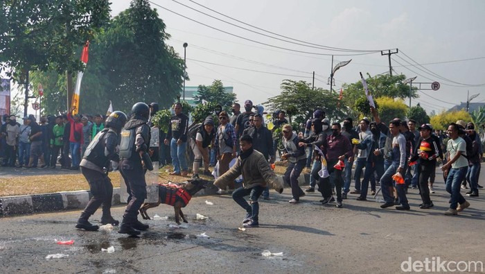 Simulasi pengamanan pemilu di Jalan Raya Al Fathu, Soreang, Kamis (7/9/2023). Simulasi pengamanan pemilu di Jalan Raya Al Fathu, Soreang, Kamis (7/9/2023).