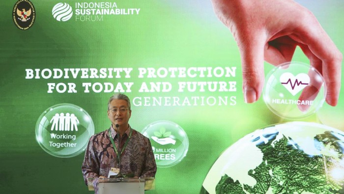 Agenda Indonesia Sustainability Forum (ISF) 2023 dengan topik “Mengembalikan Keanekaragaman Hayati dan Mendorong Transisi Menuju Sektor Kesehatan yang Berkelanjutan untuk Kesehatan Bumi dan Manusia”, di Park Hyatt, Kebon Sirih, Jakarta Pusat, Kamis (7/9/2023).