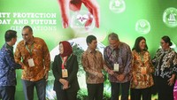 Sebelumnya, AstraZeneca juga telah bekerja sama dengan Kementerian Koordinator Bidang Kemaritiman dan Investasi (Kemenko Marves) untuk melaksanakan penanaman 10 juta pohon di bantaran Daerah Aliran Sungai (DAS) Citarum. Aksi tersebut merupakan salah satu contoh kerja sama lingkungan oleh pemerintah, swasta, dan komunitas. 