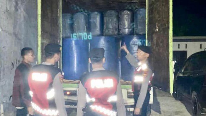 Polisi mengamankan sebuah truk boks bermuatan 8 ton BBM jenis solar yang diduga ilegal di Kabupaten Sinjai, Sulawesi Selatan (Sulsel).