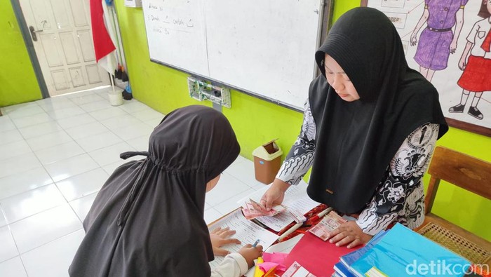 Siswa menerima ongkos jahit seragam gratis di SDN Sentul 02.