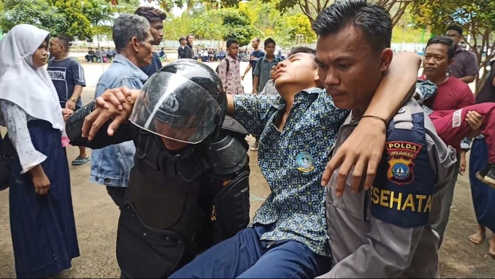 Siswa SMP di Rempang, Batam, pingsan dievakuasi akibat terkena gas air mata. (Istimewa)