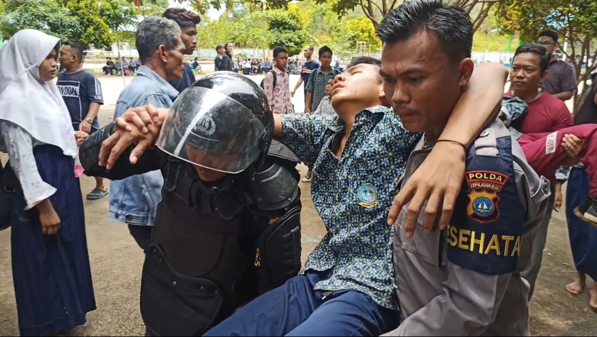 Bentrok di Batam, Belasan Pelajar Pingsan Terkena Gas Air Mata