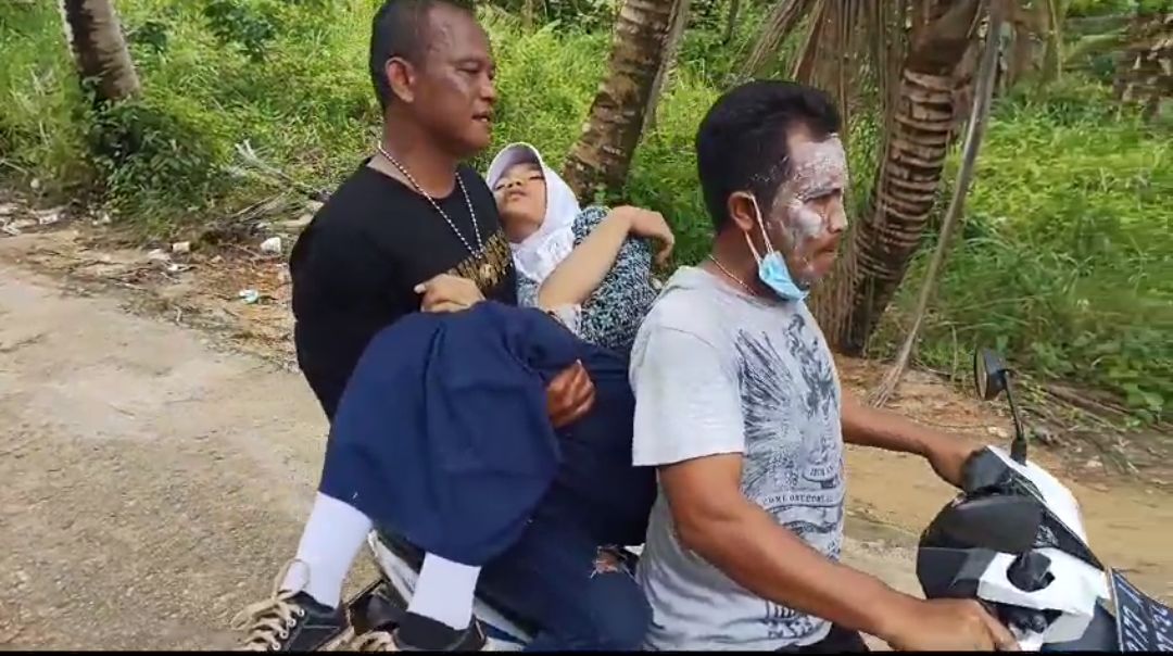 Siswa SMP di Rempang, Batam, pingsan dievakuasi akibat terkena gas air mata. (Istimewa)