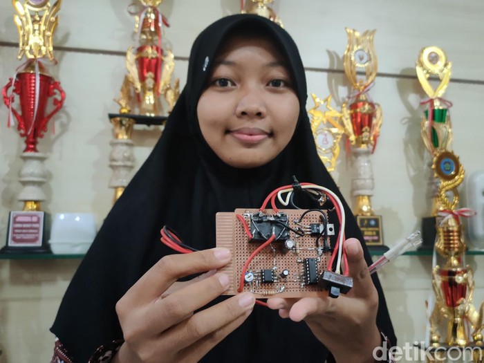 Siswi SMAN 2 Wates, Kulon Progo, DIY, Juli Arna Tri Sundari (17) menunjukkan alat Si Mole rakitannya, Kamis (7/9/2033).