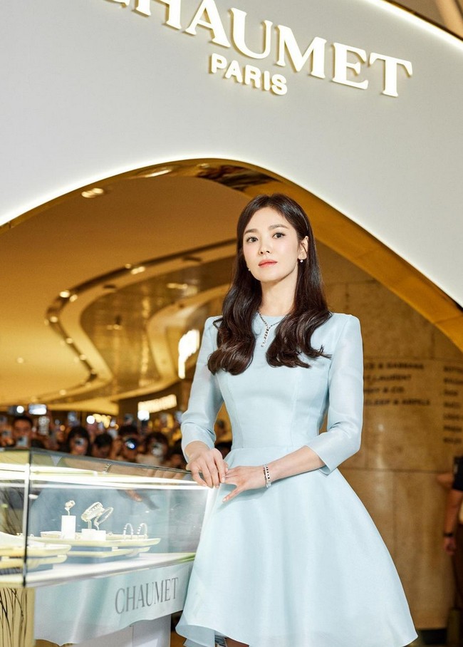 Song Hye Kyo berada di Singapura untuk menghadiri acara Chaumet, brand perhiasan asal Paris, yang menggandengnya sebagai brand ambassador. Foto: Instagram/@kyo1122