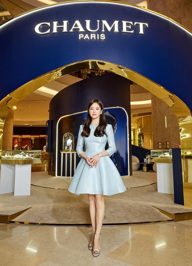 Song Hye Kyo tampil elegan dalam balutan gaun minimalis berpotongan A-line berwarna icy blue. Foto: Instagram/@kyo1122