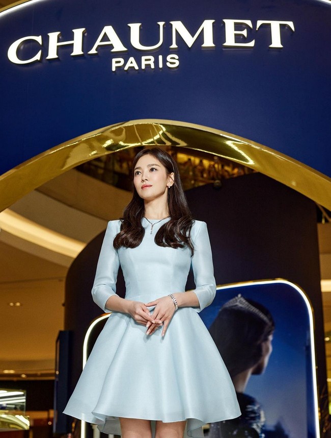 Kecantikannya membuat netizen terpukau. Meskipun dngan tatanan rambut sederhana dan makeup tipis, dia tetap menebarkan pesonanya. Bahkan salah satu netizen memujinya bak Barbie. “I’m a Barbie Kyo,” tulis netizen. Foto: Instagram/@kyo1122