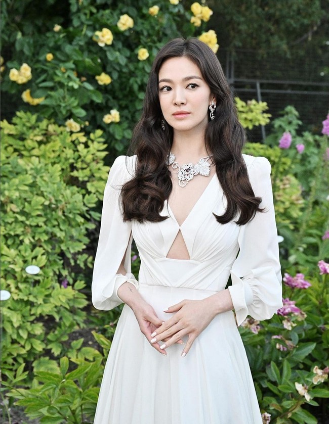 Dalam acara tersebut, Song Hye Kyo mengenakan kalung dan anting statement berdetail rumit yang menambah kesan mewah. Foto: Instagram/@kyo1122