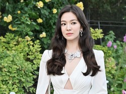 Rahasia Kulit Glowing Song Hye Kyo, Cuci Muka Pakai Susu Hingga Facial Es