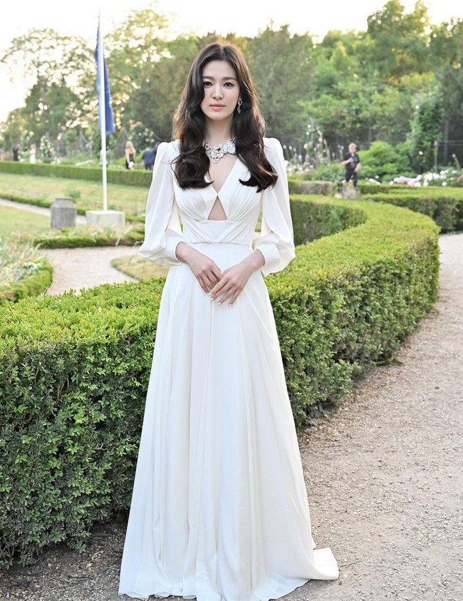 Sebelumnya Song Hye Kyo juga memukau publik di acara Chaumet yang digelar di Paris, Prancis, pada Juli 2023 lalu. Salah satu artis Korea Selatan dengan bayaran tertinggi ini tampil dengan gaun panjang warna ivory dan rambut tergerai ditata bergelombang, bak dewi Yunani. Foto: Instagram/@kyo1122