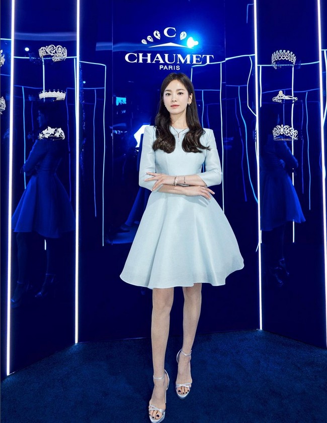 Aktris 41 tahun ini menjadi salah satu tamu A-list di peluncuran butik pop-up Chaumet di ION Orchard, Singapura.  Foto: Instagram/@kyo1122