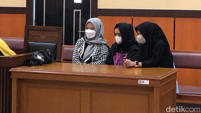 Suasana persidangan terdakwa yang memberi miras terhadap kucing di Padang