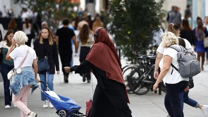 Sudah Puluhan Siswi Prancis Dipulangkan dari Sekolah karena Memakai Abaya