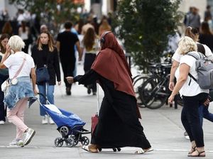 Prancis Resmi Larang Abaya, Banyak Siswi Muslim Dipulangkan dari Sekolah