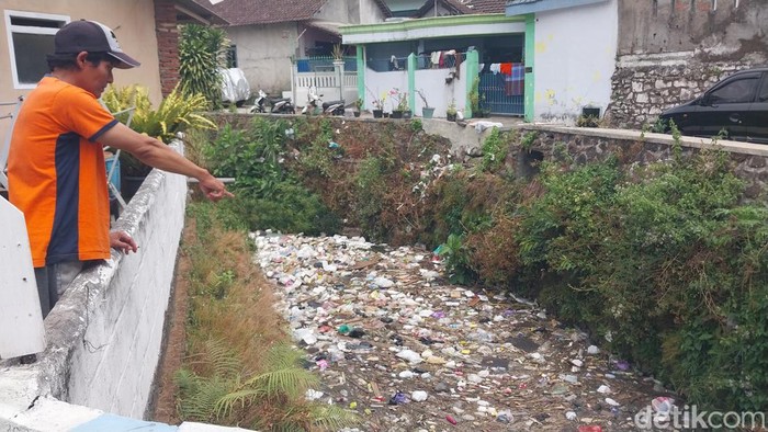 SUngai di Bunulrejo Kota Malang dipenuhi Sampah saat musim kemarau