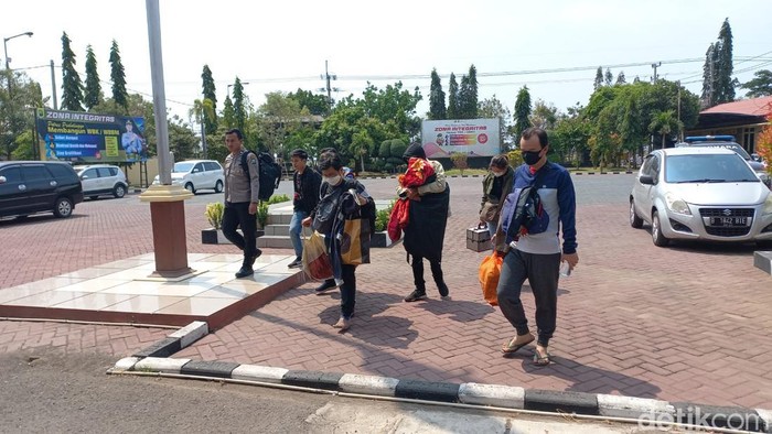 Tampang 6 wisatawan yang diduga menjadi penyebab kebakaran Gunung Bromo