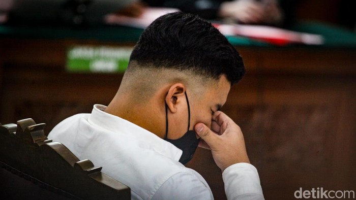 Shane Lukas divonis 5 tahun penjara di kasus penganiayaan terhadap David Ozora. Tangis Shane pecah usai pembacaan vonis.