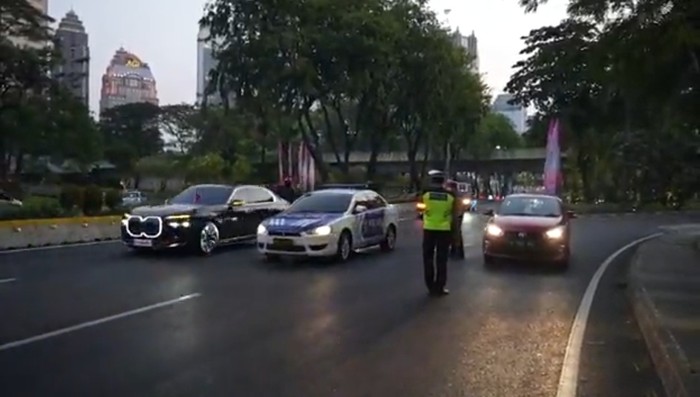 Tangkapan layar video viral mobil polantas hampir serempet rombongan delegasi Laos