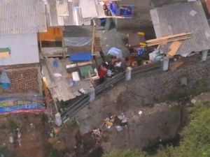 Viral Aksi Warga Buang Sampah Sembarangan ke Sungai Citopeng