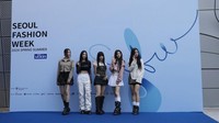 Minji cs menggunakan busana yang terinspirasi dari gaya Y2K. Y2K sendiri merupakan gaya yang mencerminkan estetika era peralihan dari milenium lama ke baru yang biasa ditandai dengan elemen-elemen futuristik dalam fashion.  