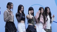 Gaya para member NewJeans di acara tersebut begitu mencolok dengan tampilan pesona anak muda.  