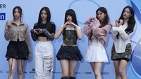 Mereka tampil dengan crop top bermotif tentara, rok lipit, celana robek, dan sepatu bot tinggi.  