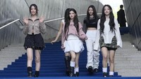 Anggota grup K-Pop Korea Selatan yang tengah naik daun, NewJeans, tiba untuk menghadiri Seoul Fashion Week di Dongdaemun Design Plaza di Seoul, Korea Selatan, Selasa (5/9/2023). Kehadiran mereka sukses menjadi pusat perhatian.