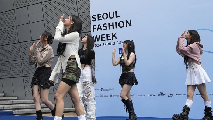 Terpesona Gaya NewJeans di Seoul Fashion Week 2023 South Korean K-Pop group NewJeans members pose during the Seoul Fashion Week at Dongdaemun Design Plaza in Seoul, South Korea, Tuesday, Sept. 5, 2023. (AP Photo/Ahn Young-joon)