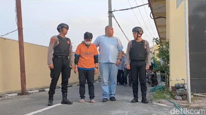Tersangka dan barang bukti yang diamankan dalam kasus kebakaran hutan di Bromo.