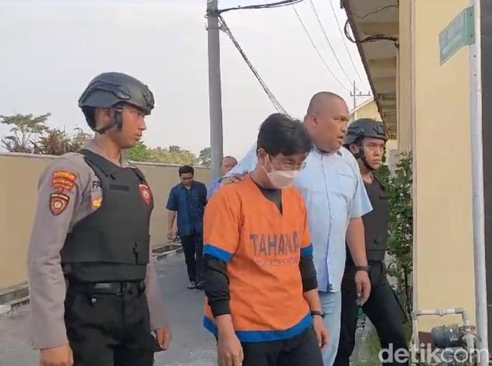 Tersangka dan barang bukti yang diamankan dalam kasus kebakaran hutan di Bromo.