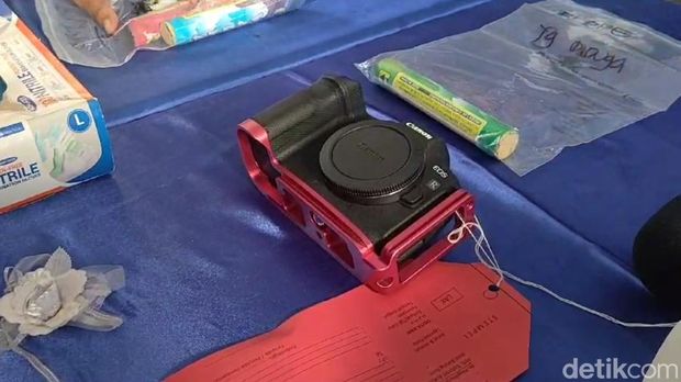 Tersangka dan barang bukti yang diamankan dalam kasus kebakaran hutan di Bromo.