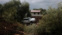 Ada banyak mobil yang menjadi korban Badai Daniel. Salah satunya mobil ini yang masuk jurang.  