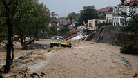 Sebuah truk hanyut terseret arus banjir yang disebabkan Badai Daniel.  