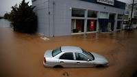 Terendam banjir, mobil ini ditinggal pemiliknya.  