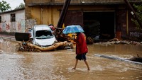 Sebelumnya mobil-mobil di Volos, sebuah kota pelabuhan di Teluk Pagasetic, tersapu oleh hujan lebat hingga ke pantai berlumpur.  