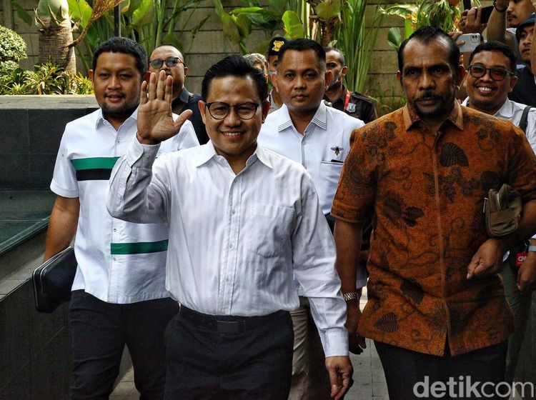 Tiba di KPK, Cak Imin Lambaikan Tangan ke Wartawan