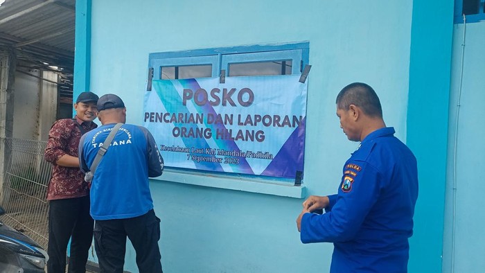 Tim SAR gabungan Trenggalek membuka posko laporan dan pencarian orang hilang terkait insiden kecelakaan kapal nelayan di Blitar.