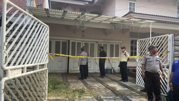 TKP penemuan mayat tinggal kerangka di Cinere, Depok (Devi/detikcom)