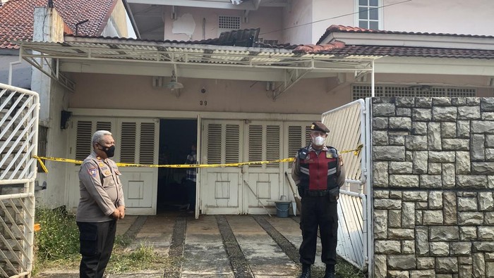 TKP penemuan mayat tinggal kerangka di Cinere, Depok (Devi/detikcom)